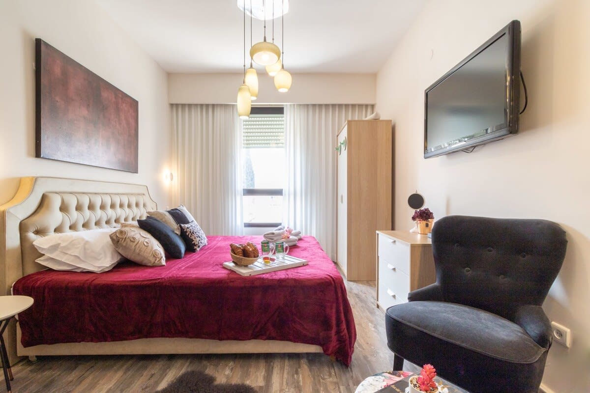 Studio between King David Hotel and Waldorf - Parking Included photo 12