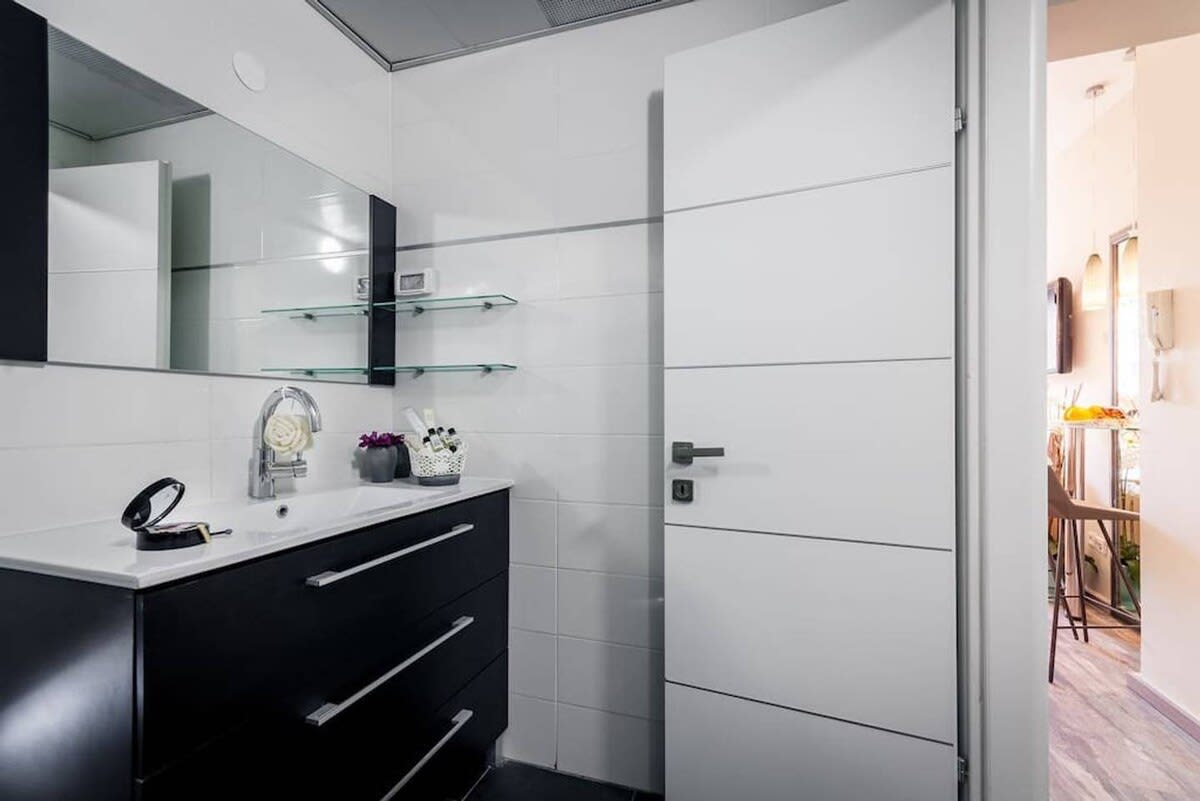 Studio between King David Hotel and Waldorf - Parking Included photo 15