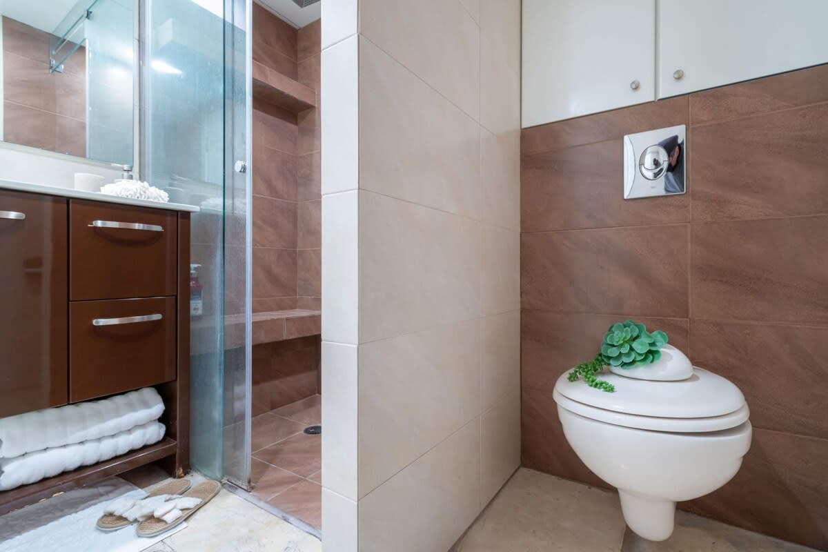 Tranquil King David Apartment with Free Parking photo 20