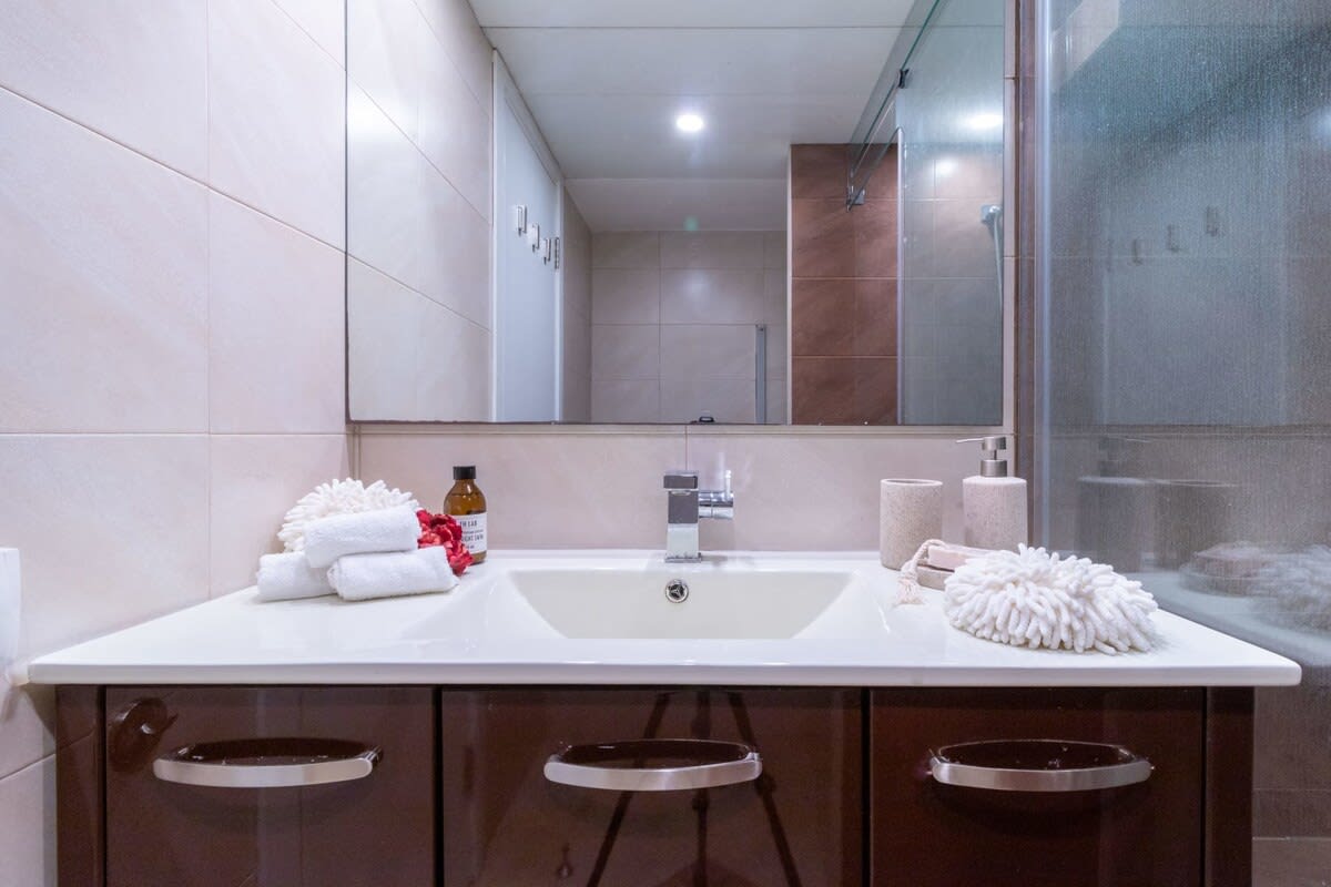 Tranquil King David Apartment with Free Parking photo 31