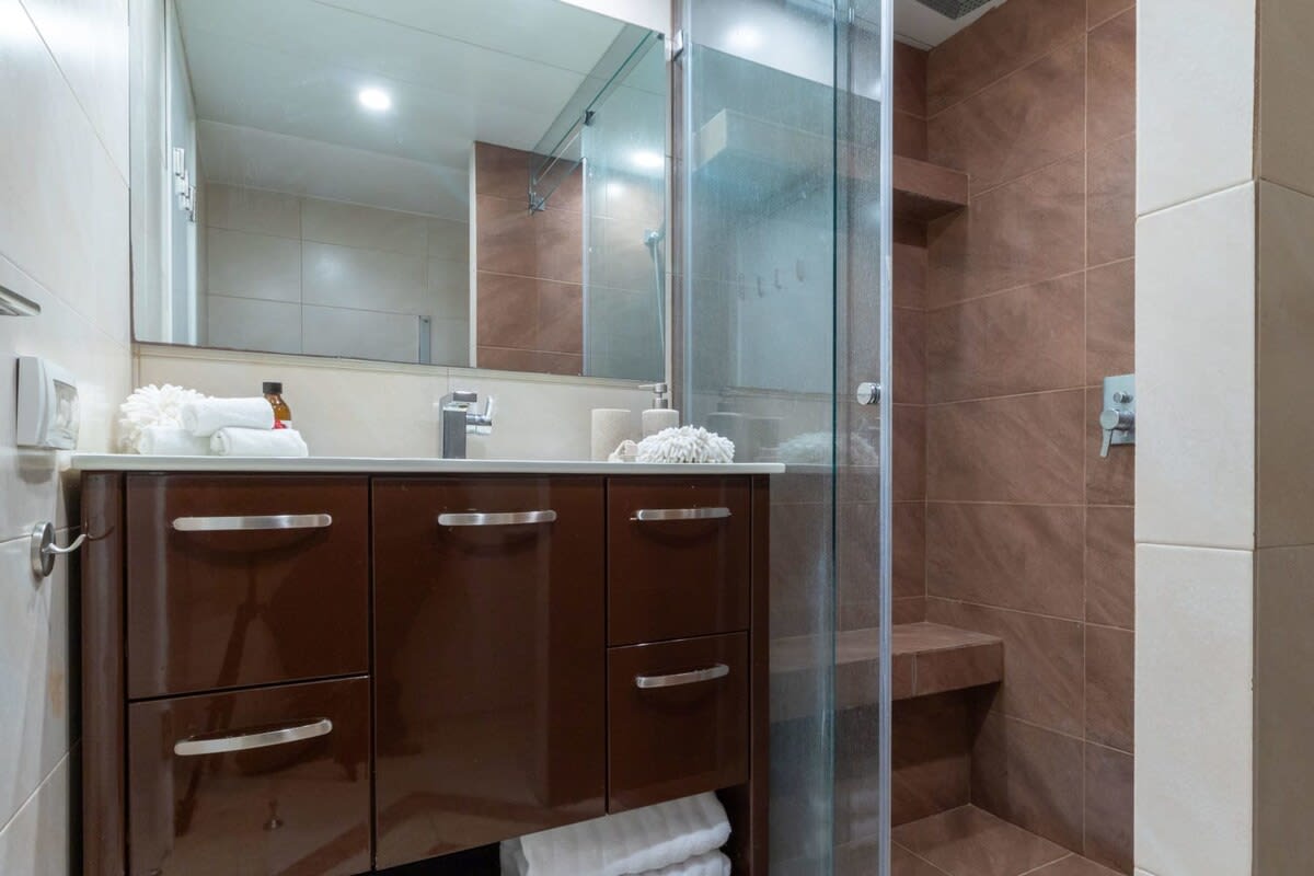 Tranquil King David Apartment with Free Parking photo 24
