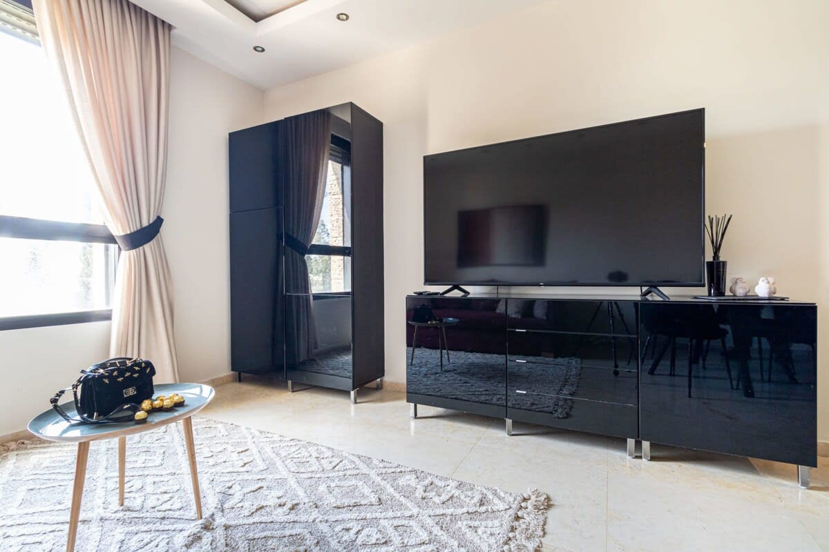 Tranquil King David Apartment with Free Parking photo 4