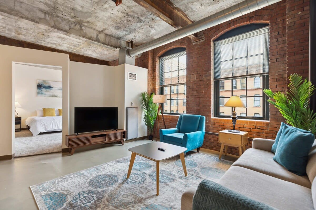 2BR Historic Loft Retreat With Pool & Gym - Foto 1