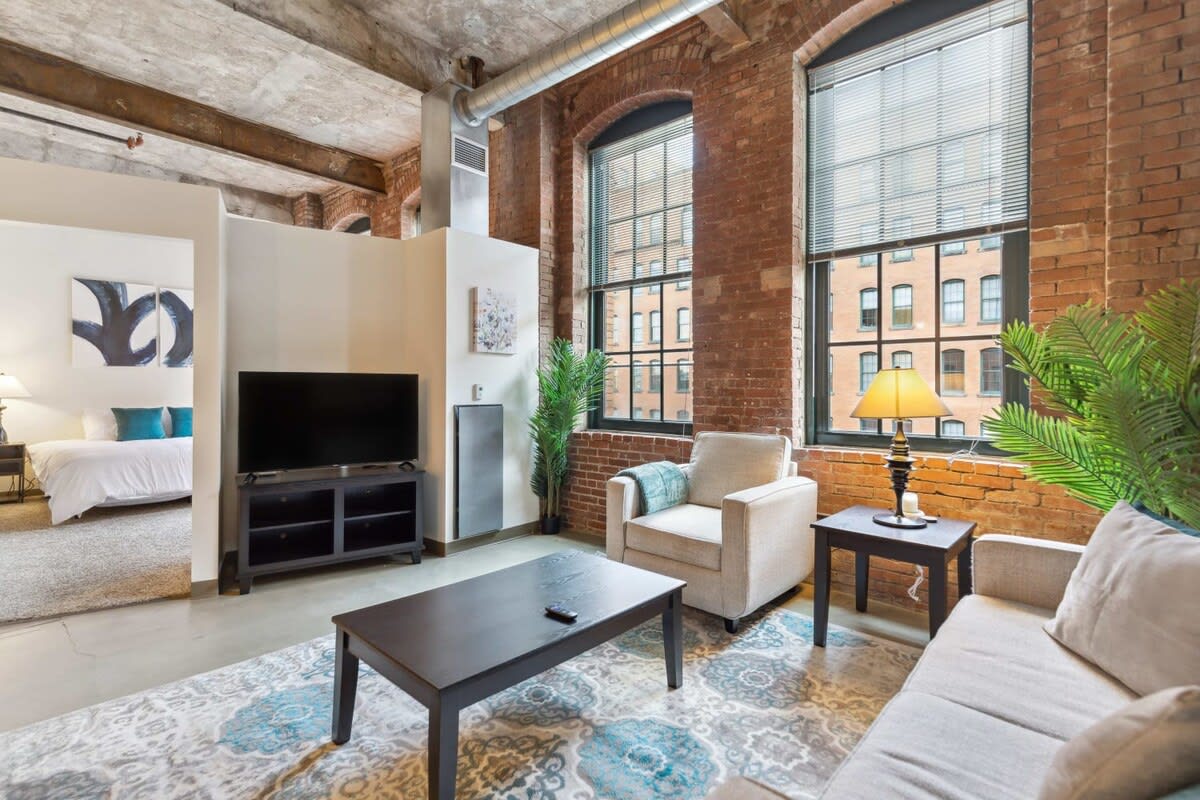 2BR 2BA Historic Loft Retreat With Pool - Foto 1