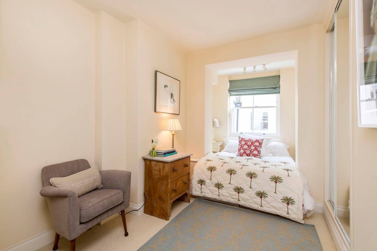 2-Bed Apartment, Notting Hill in 156 Campden Hill Road W8 7AS - Property image 2 - VivreStays