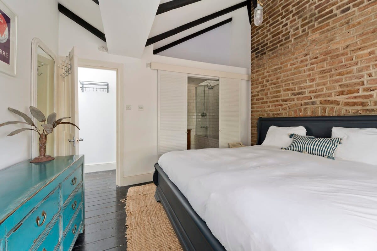 1 Bed Bohemian Loft Style Apt in 285 Ladbroke Grove W10 6HE - Property image 17 - VivreStays