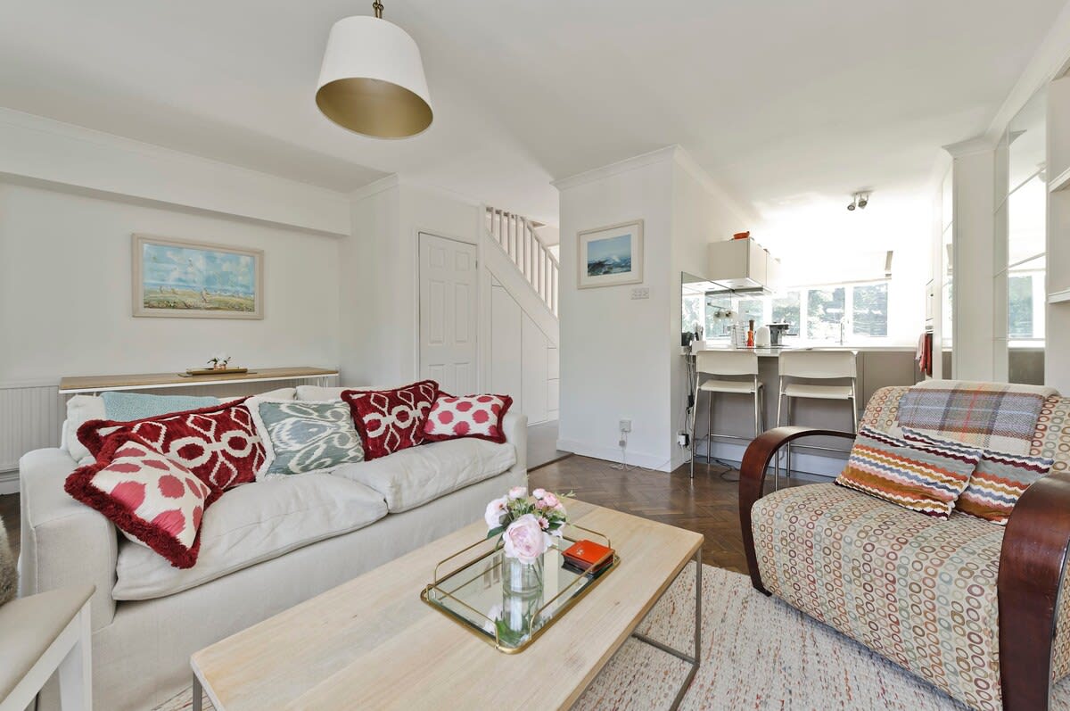 3 Bedroom Apartment, Earls Court - Photo 1