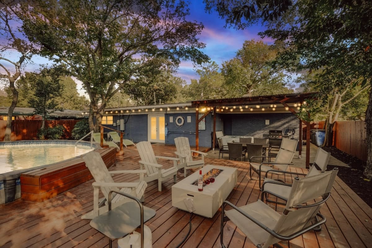 Vibrant House w Great Backyard, Pool and Jacuzzi — Irving, TX — vacation rental