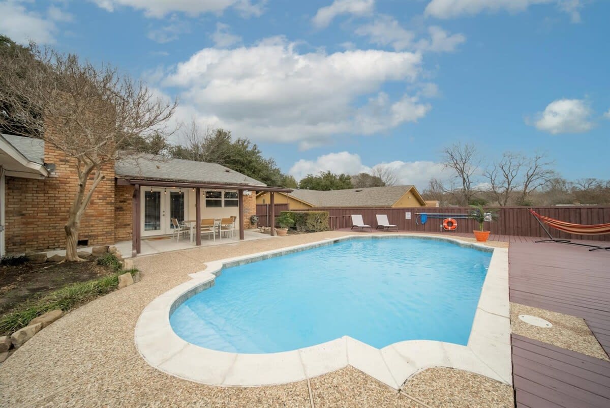 Open Space Home for Family, Groups with Privat Pool — Garland, TX — vacation rental