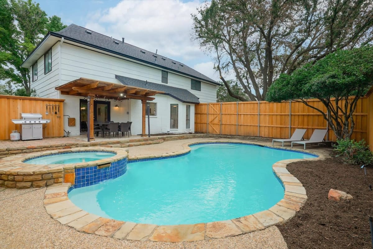 Perfect Getaway Home w 5 Bedrooms & Backyard Oasis — Plano, TX — vacation rental