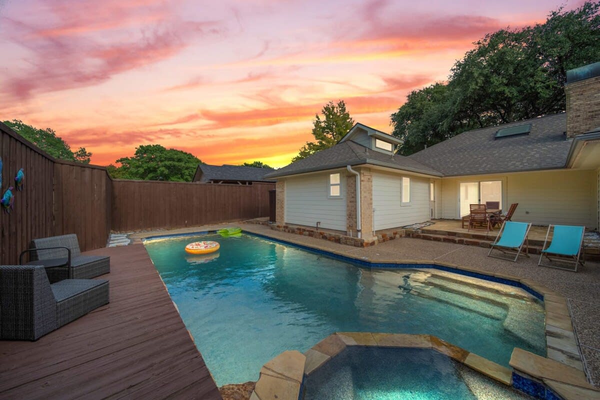 Central Plano 4-BD/2-BA Pool Retreat, Sleeps 10 — Plano, TX — vacation rental