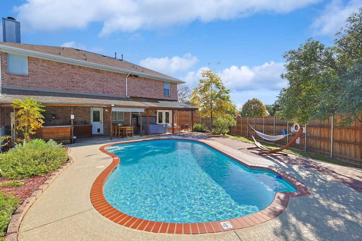 Texan 5/3 Oasis - Hot tub, Pool, Cinema Room — Rowlett, TX — vacation rental