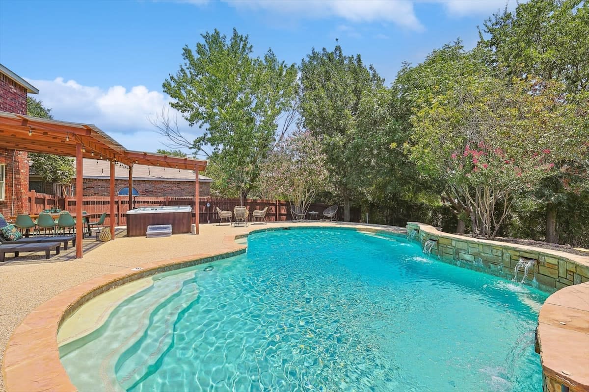 Colonial Style Retreat ft Pool, Cinema, jacuzzi — Saginaw, TX — vacation rental