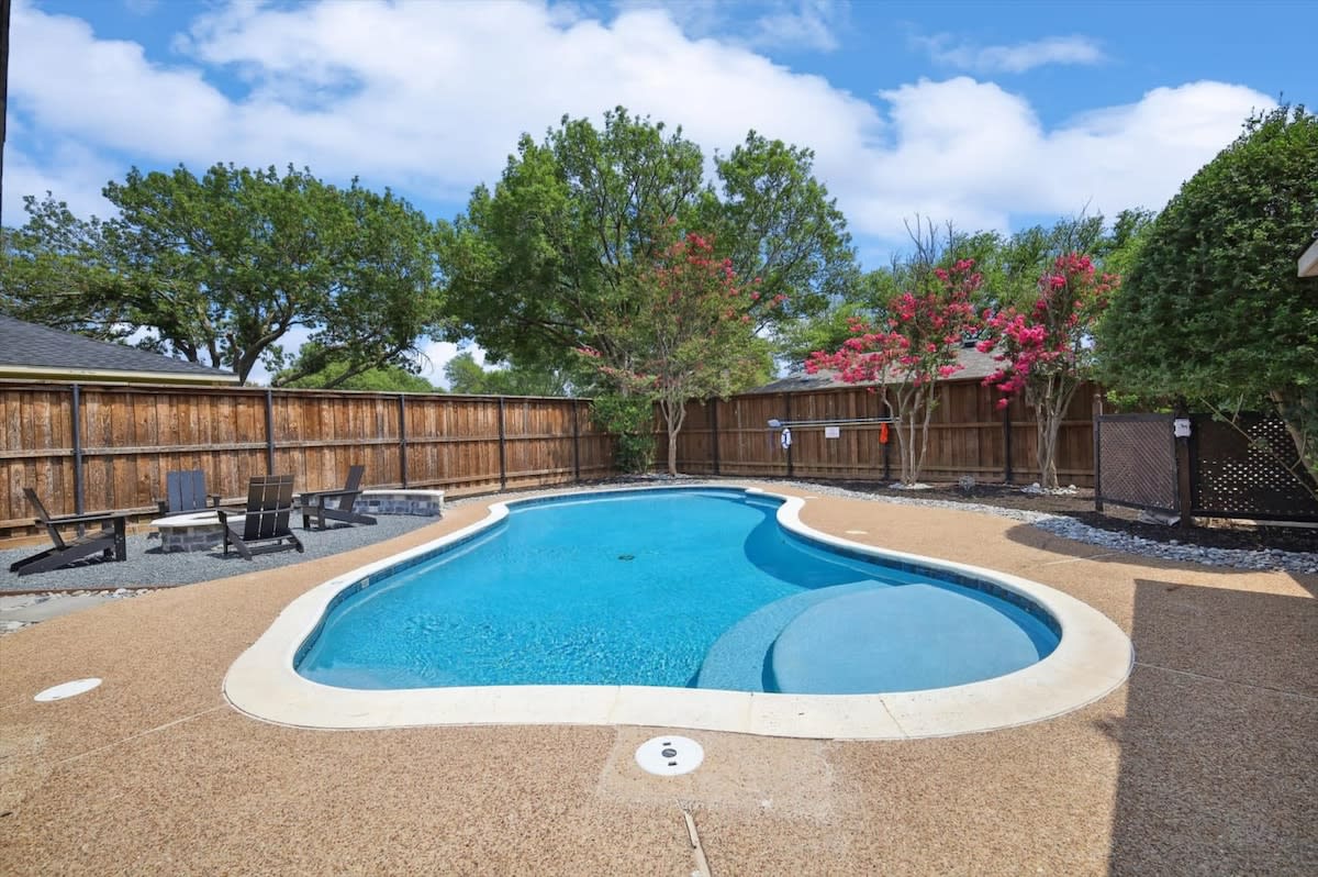 Allen Abode - 4 Bedrm. Pool, Fire Pit , Charm — Allen, TX — vacation rental