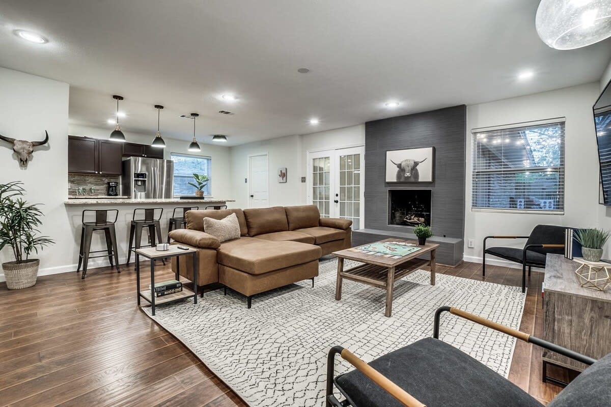 5-BD,2-BA Spring Valley Park Home w Backyard Fun — Dallas, TX — vacation rental