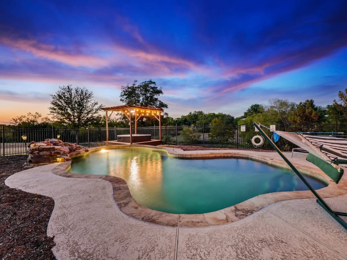 Modern Home - 1 Acre Lot w/ Pool, Patios, Jacuzzi — Denton, TX — vacation rental