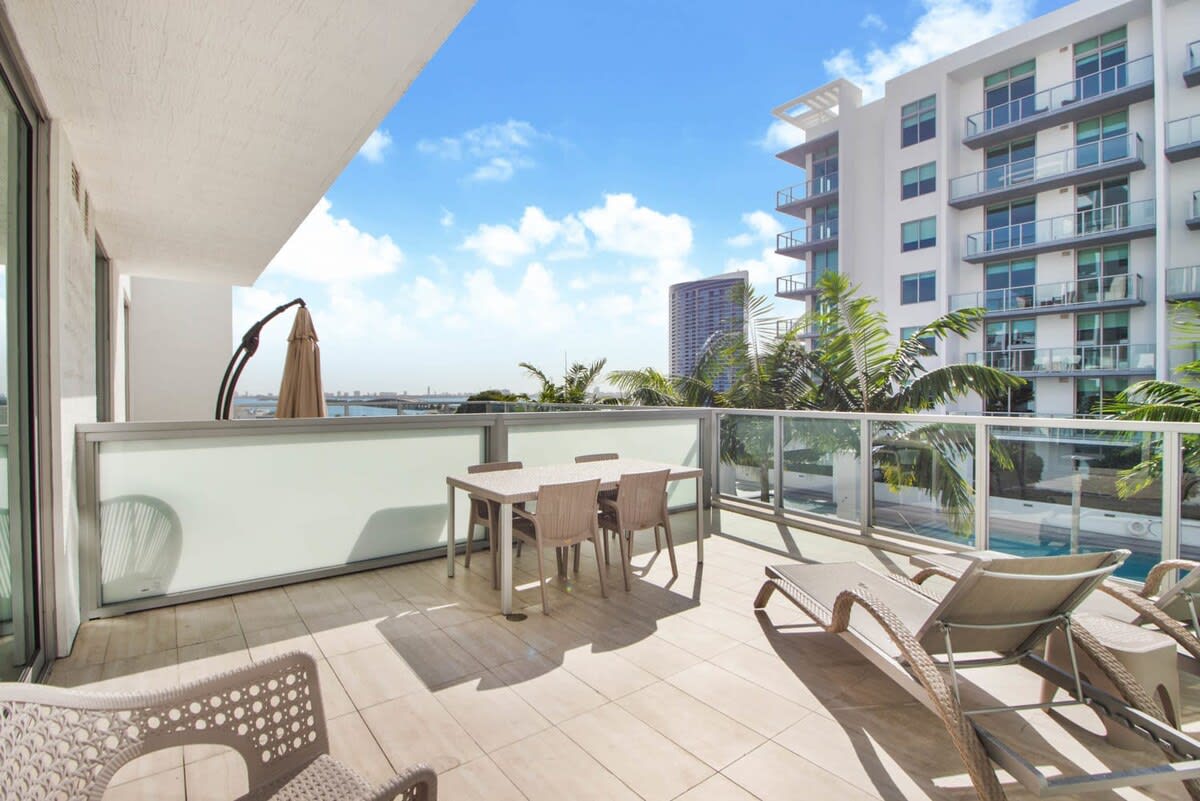 Large Studio W/Oversized Balcony & Bay Views! - Foto 1