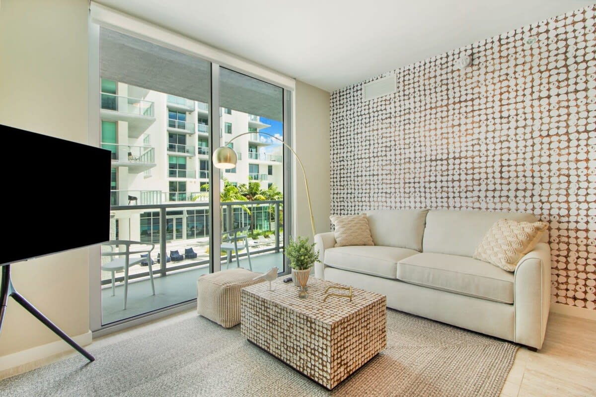 1 Bdrm Condo W/ Bay Views, Pool & Free Parking - Foto 1