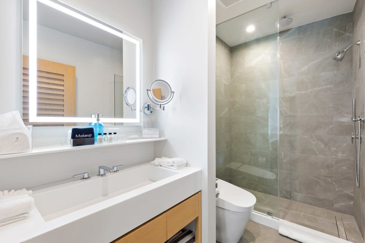 Bathroom with Led mirrors.
