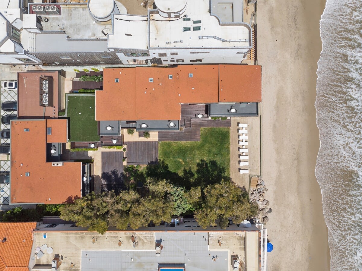 Walk the strand of desirable Carbon Beach with walking distance to well known Nobu, Malibu