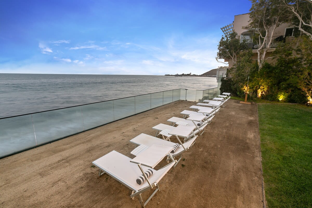Lounger chairs with face shields to maximize your tan time