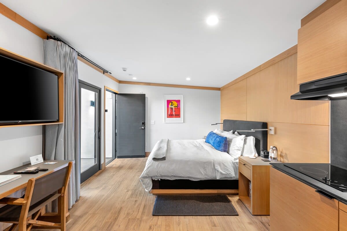 Enjoy a glorious nap on fresh luxurious sheets for ultimate relaxation. Wake up to the sound of the waves.