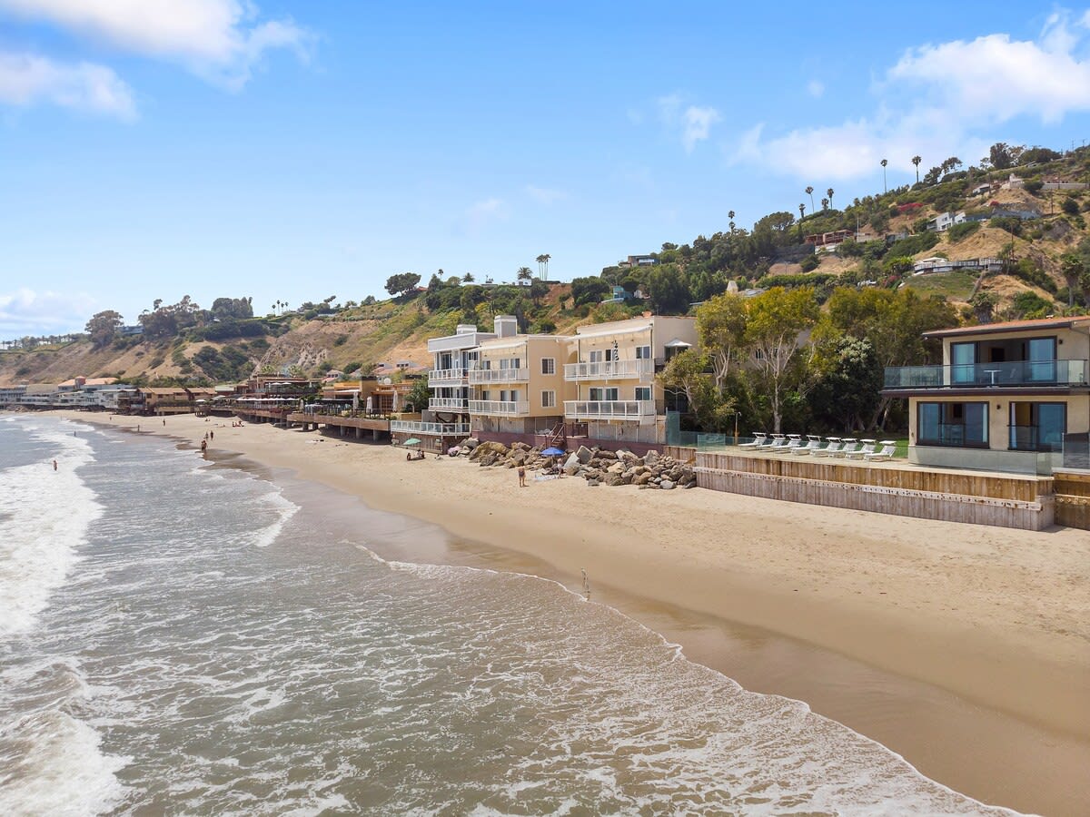 Walk to the Malibu Pier, Country Mart and the best restaurants and shops Malibu has to offer