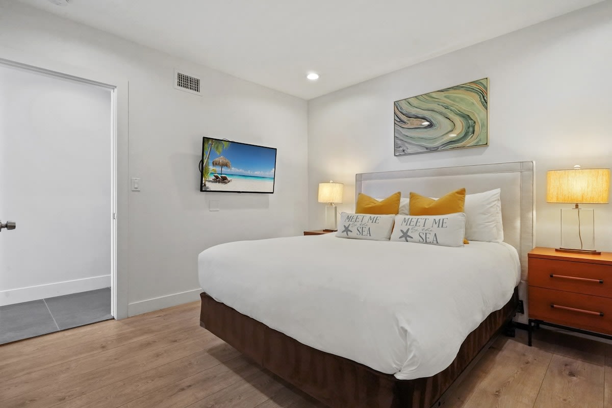 Our den area features a queen size pull-out sofa, accommodating 2 additional guests in absolute comfort.
