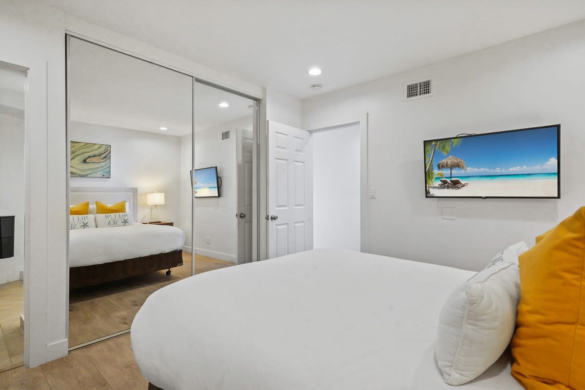 Our den area features a queen size pull-out sofa, accommodating 2 additional guests in absolute comfort.