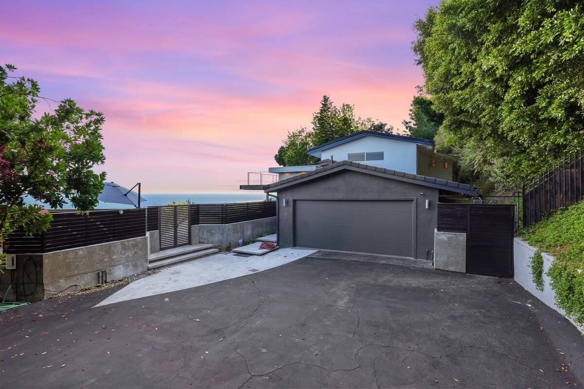 Discover the best of Malibu at your doorstep, with our home nestled in a desirable neighborhood, close to renowned dining, shopping, and stunning beach access.