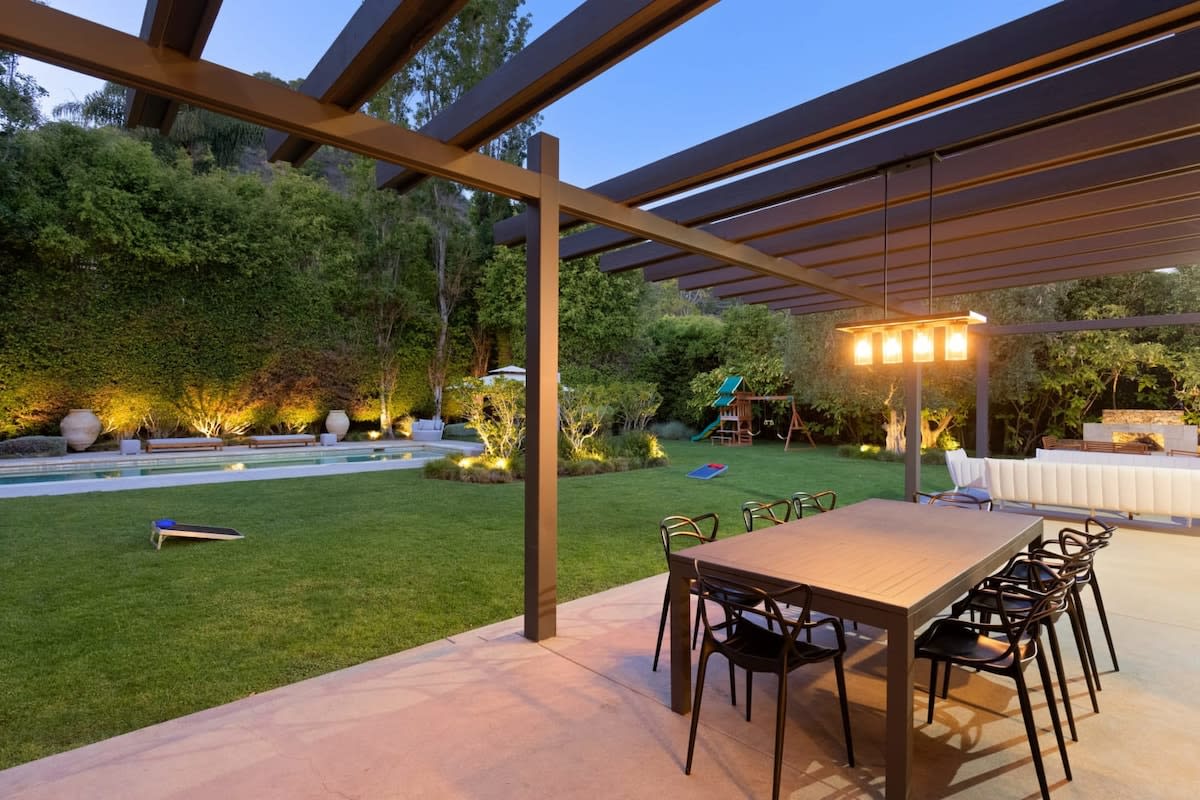 Alfresco 8-person Dining Table