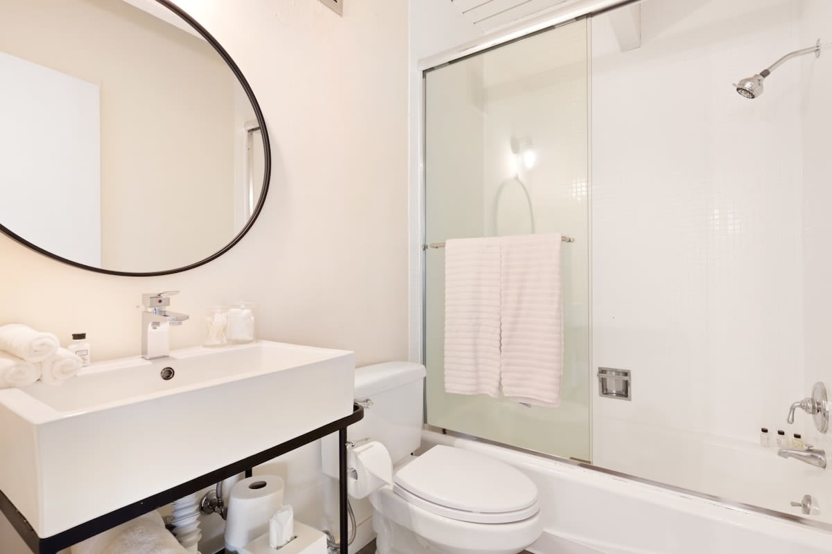 En-suite bathroom with a clean and crisp design