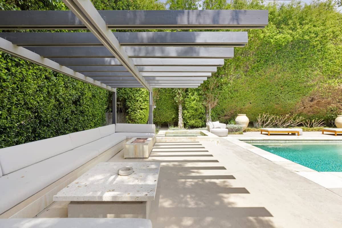 Outdoor loggia with firepite