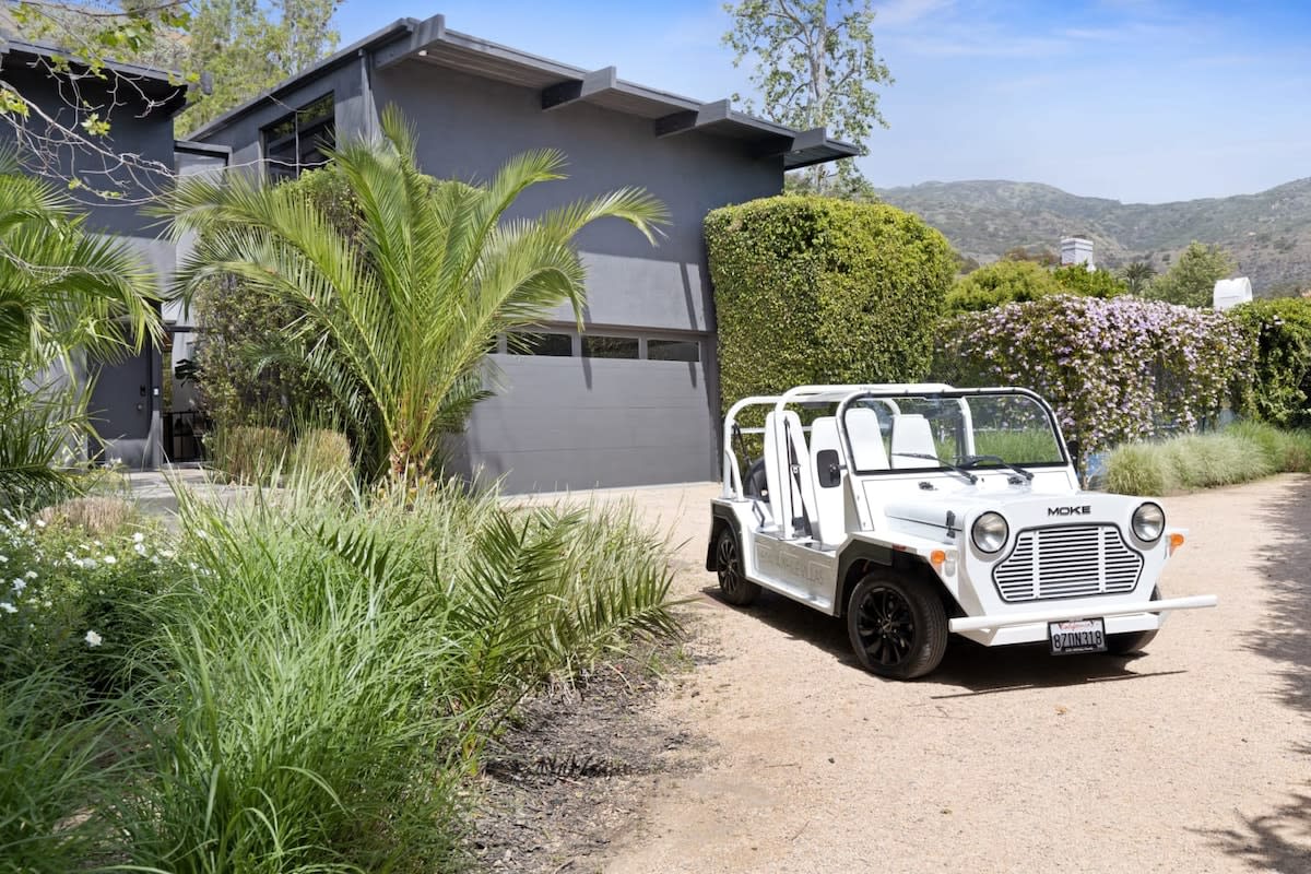 Moke included with stay provided guest has a valid DL and insurance