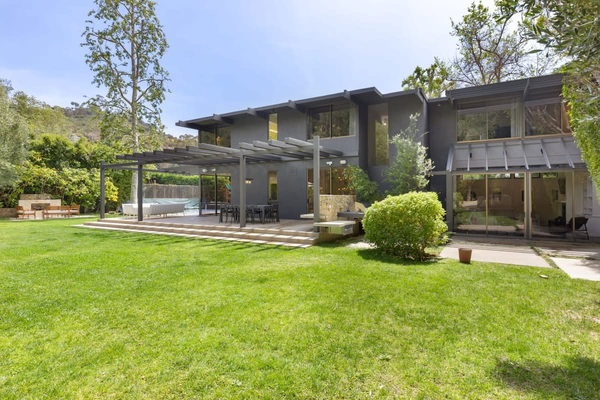 Plenty of space and lush green lawn, perfect for outdoor family games!