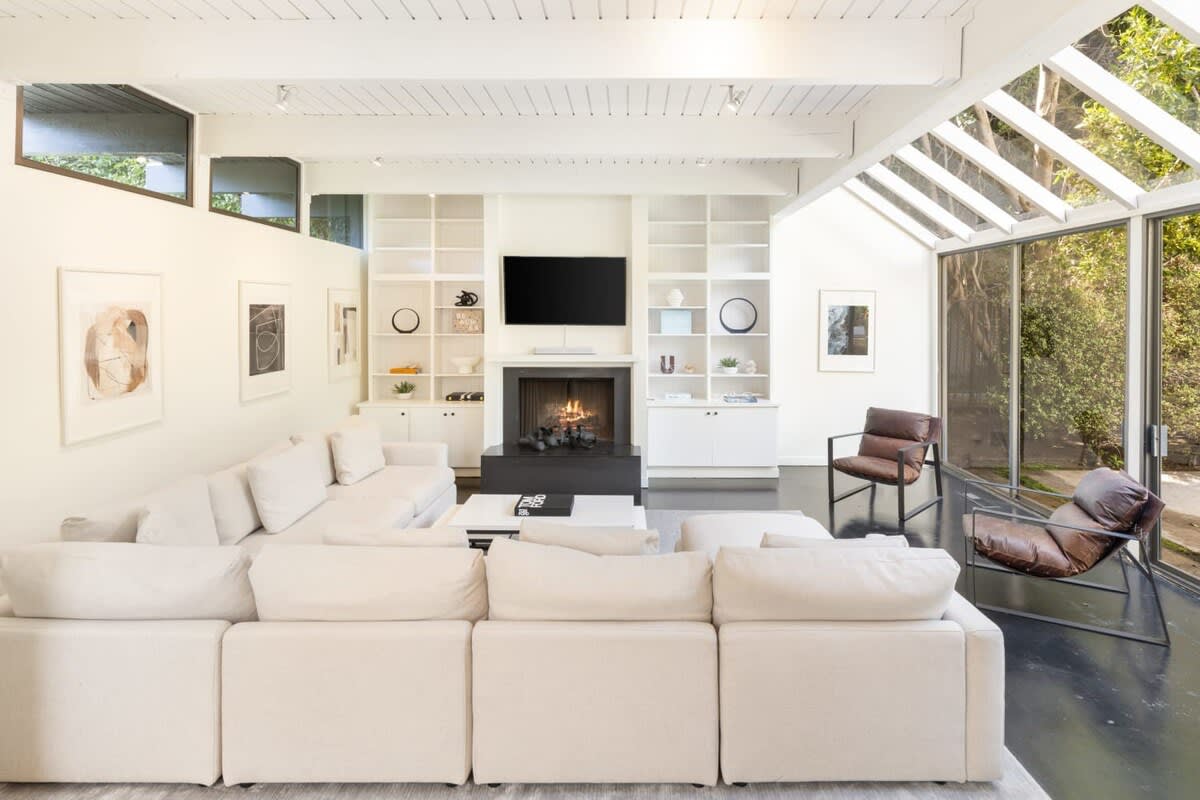 Seating for 10 in the living room