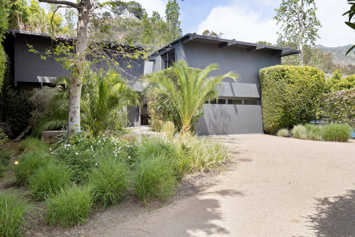 Feel at home as the driveway leads you to the gorgeous villa!