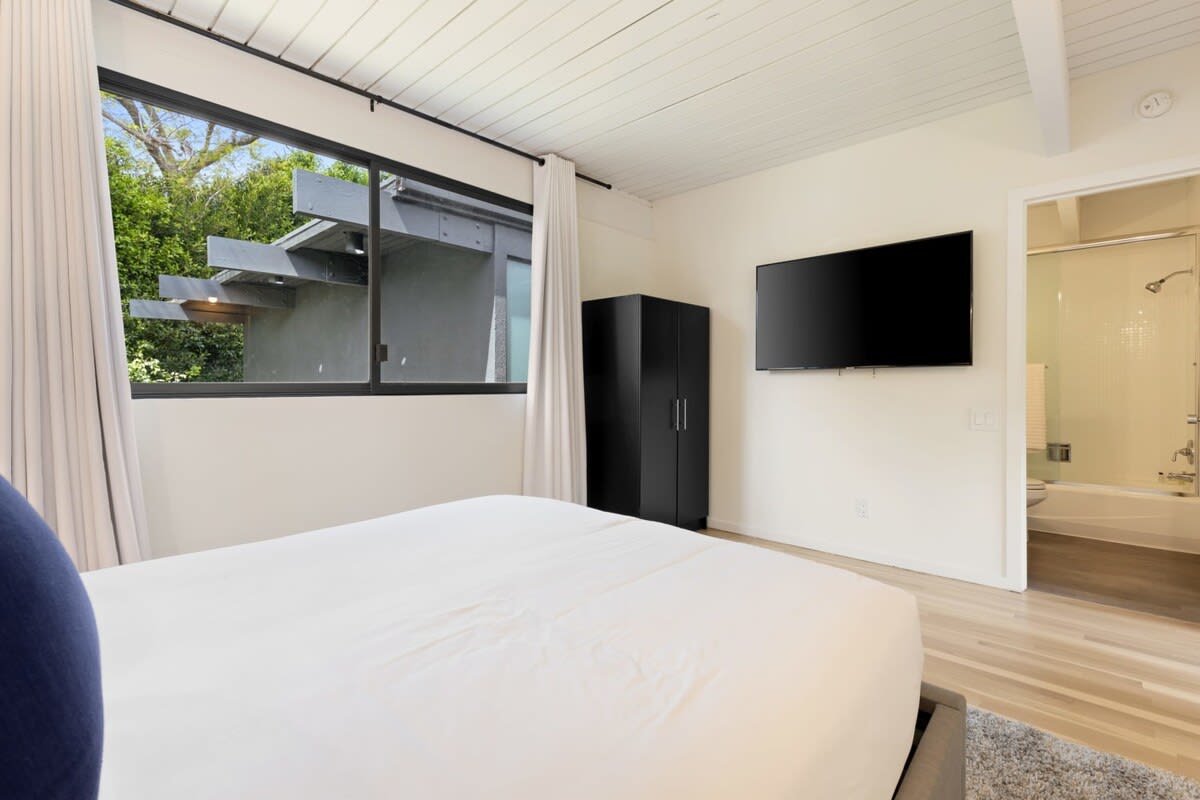 4th Guest Bedroom with a Smart Tv and En-Suite bathroom