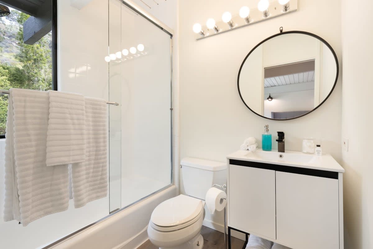En-suite Bathroom with fresh towels and a clean atmosphere
