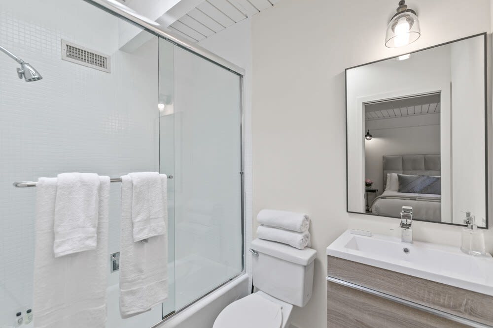 Ensuite Bath with fresh towels
