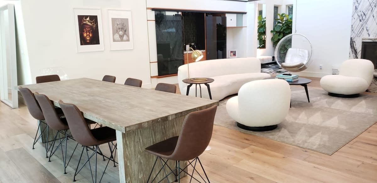 Gather around the glorious dining table for breakfast, lunch or dinner.