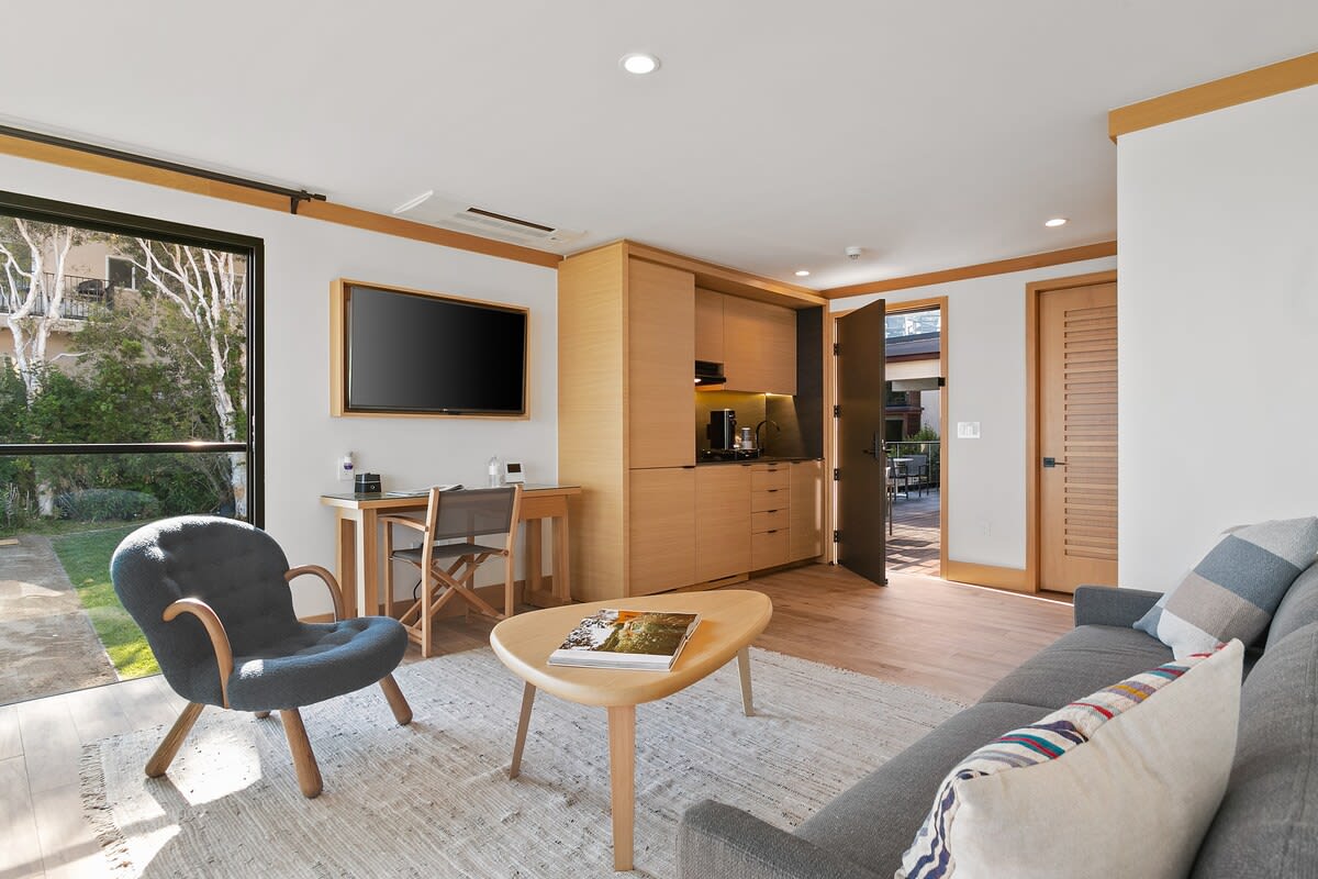 Spacious living room