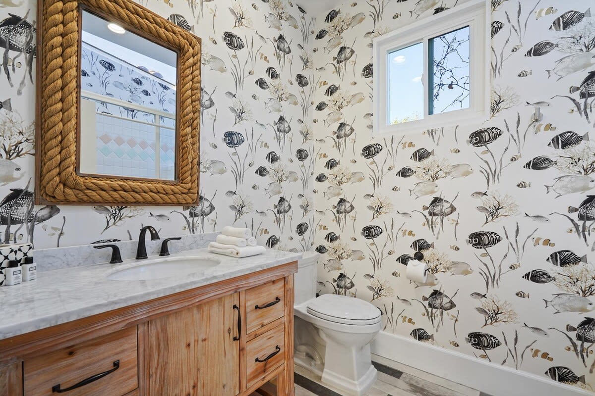 Full guest bathroom with charming decor.