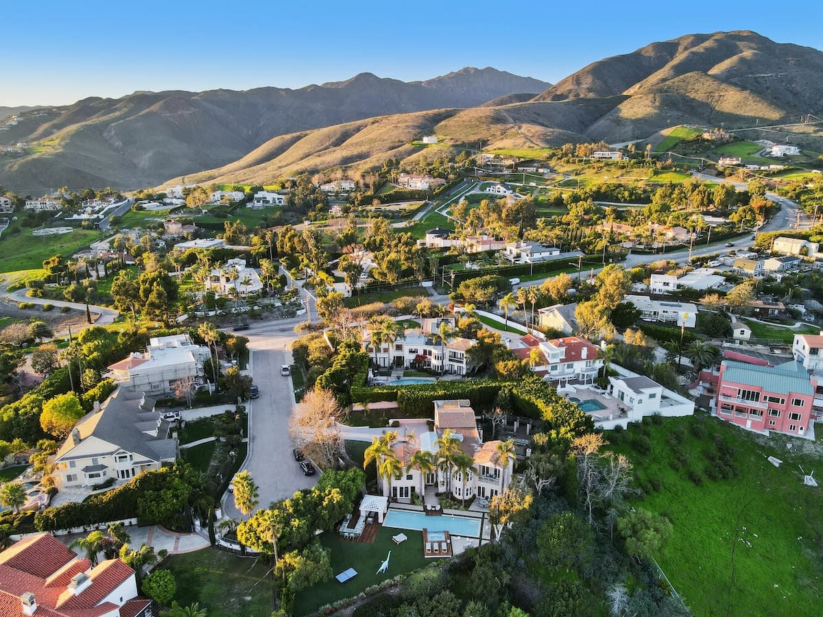 Discover the gems of the neighborhood.