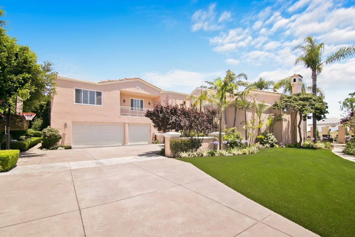 Driveway and main entry way with plenty of parking space.