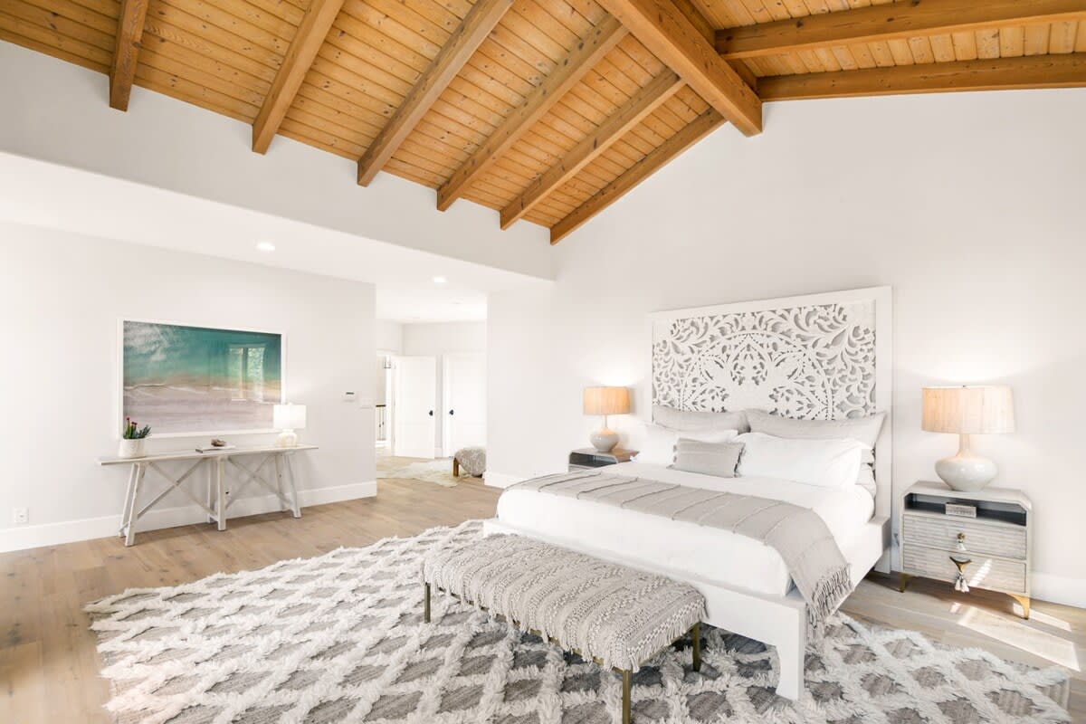 Vaulted wood ceilings with a king size bed of maximum comfort.