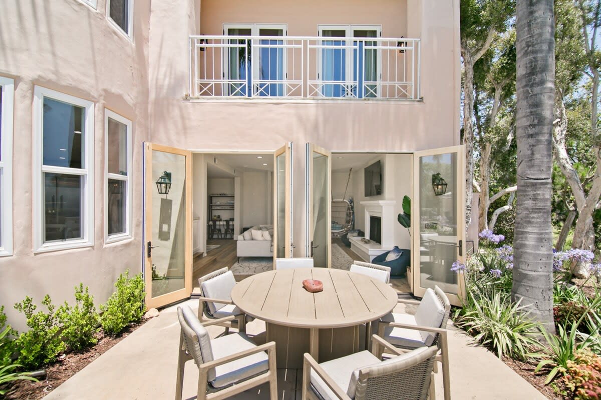 Open the wide doors to the maximum the living space and enjoy the spacious patio.
