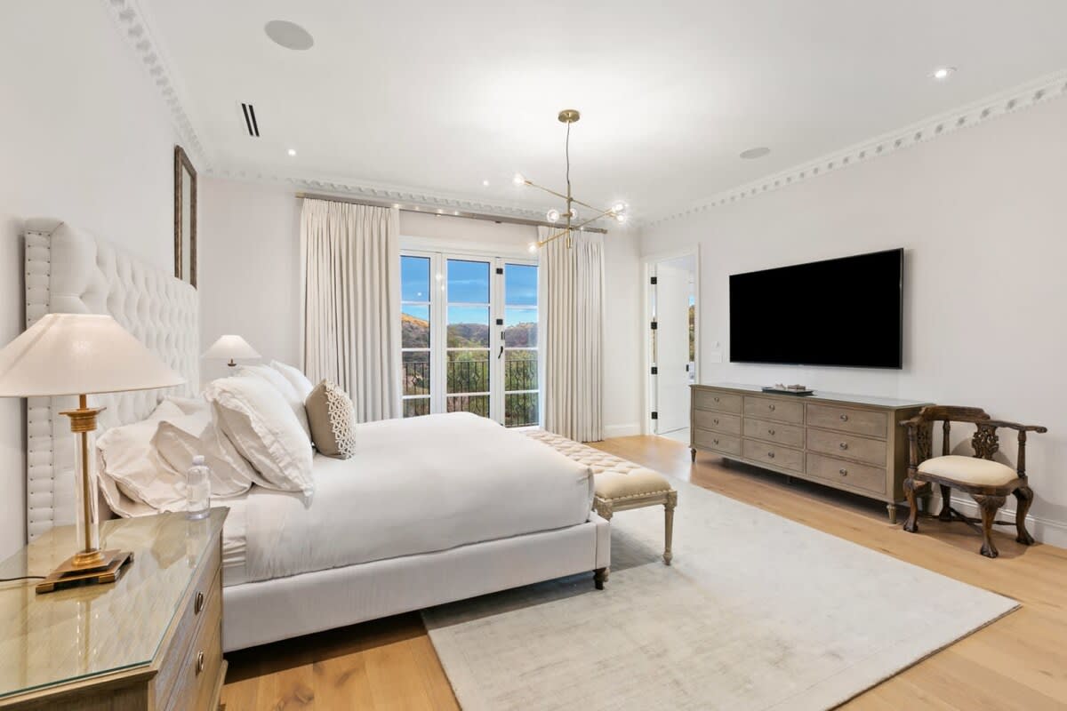 Master bedroom with an ultra luxurious King size bed.