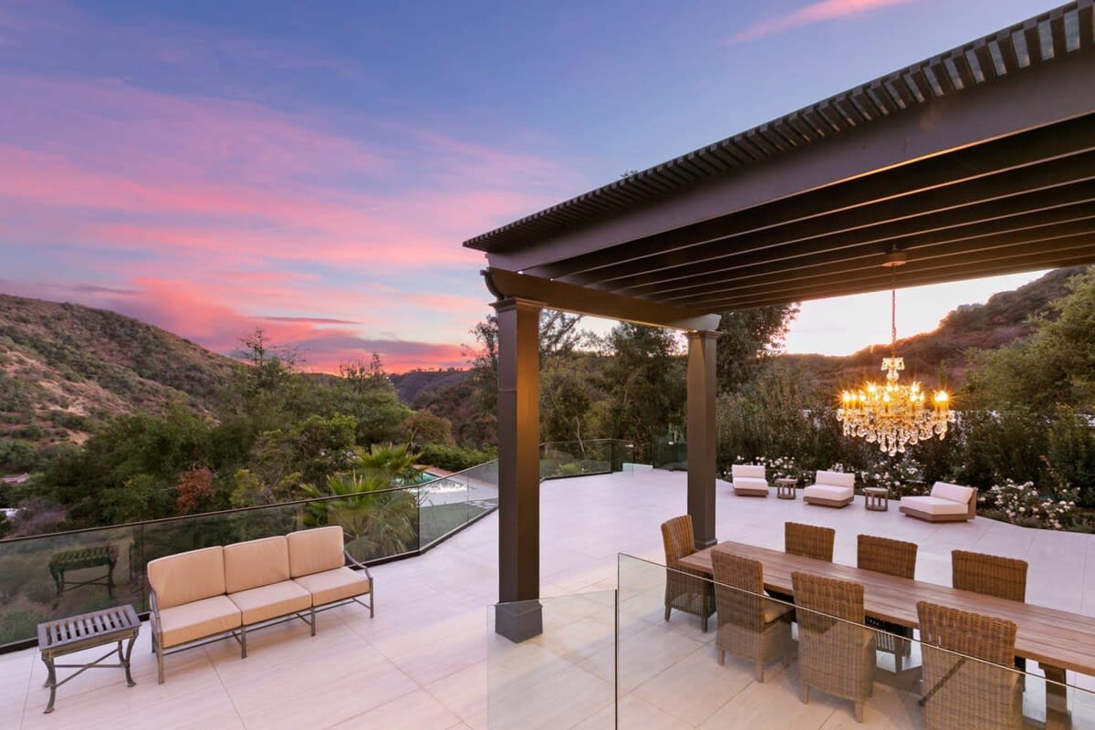 See the painted canvas of the California skyline of Beverly Hills on this outdoor patio.