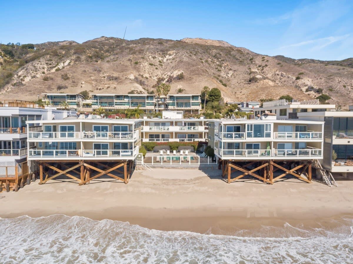 Beach Access comes with the beautiful beachy apartment.